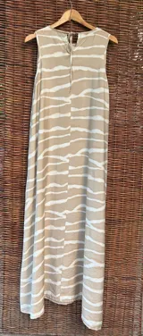Vestido largo sin mangas con estampado abstracto en tonos beige y blanco.