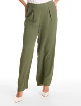 Pantalón palazzo de crepe, corte wide leg, con tiro alto, pinzas frontales y bolsillos funcionales. Presenta pretina lisa en la parte delantera y elástica en la parte posterior.