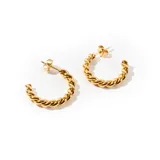 Aros tipo argolla dorados, de acero enchapado en oro, con diseño retorcido.
