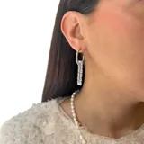 Aros tipo argolla dorados con dije rectangular con incrustaciones de circonitas.