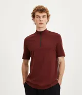 Remera de manga corta color bordó, con cuello redondo y cierre frontal.