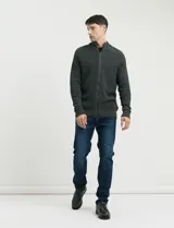 Cardigan de tejido de punto acanalado en color azul oscuro, con cuello alto y cierre frontal completo.