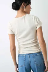 Remera de manga corta y cuello redondo confeccionada en suave tejido rib, con un diseño entallado al cuerpo.
