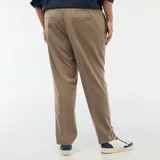 Pantalón de vestir estilo jogger color beige, con corte recto, bolsillos laterales y cierre frontal.