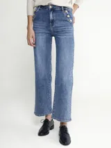 Pantalón de jean azul de corte recto, con bolsillos delanteros y traseros, y detalle de tres botones en los bolsillos delanteros.