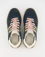 Championes deportivos de serraje color azul marino con detalles en amarillo neón, beige y marrón. Cordones rosas y suela de goma color caramelo.