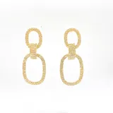 Aros colgantes dorados con forma de doble eslabón ovalado, cubiertos de strass.