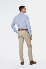 Pantalón gris de gabardina, corte clásico, con bolsillos laterales y traseros.