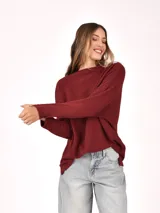 Buzo de tejido de punto tipo waffle en color negro, con cuello redondo, mangas largas y corte holgado.