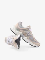 Championes New Balance modelo 9060 color beige con detalles en gris y blanco.