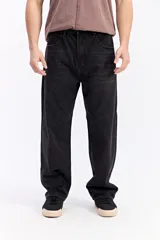 Pantalón jean de corte baggy, silueta amplia y caída suelta, en tono azul desgastado.