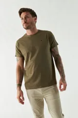 Remera de algodón de corte regular, con cuello redondo, manga corta y logo bordado en el pecho.