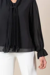 Blusa roja de gasa italiana con cuello plisado y mangas largas amplias terminadas en volado.