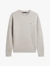 Sweater gris de punto texturizado, de cuello redondo, con detalles de ribetes en punto canalé en puños, cuello y bajo. Presenta un pequeño logo bordado en el pecho.