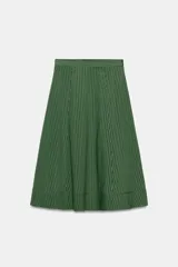 Falda midi de tiro alto, confeccionada en hilatura con mezcla de viscosa, con diseño de rayas verticales en tonos verdes y negros. Presenta corte evasé con bajo acabado y cierre con cremallera oculta en la costura.
