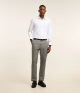 Camisa de corte regular confeccionada en microfibra, con cuello inglés, manga larga y cierre frontal abotonado. Presenta un diseño liso y minimalista, ideal para un estilo formal o de oficina.