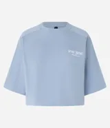 Remera corta celeste de algodón con estampado en la espalda con texto en blanco.