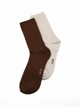 Pack de dos pares de medias de caña media con acabado brillante de lurex, una en color marrón y otra en color beige, con logo de la marca estampado en el lateral.
