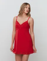 Chemise corta negra de seda fría, marca Montelle, con breteles finos regulables y apliques de encaje en el escote en V y el ruedo.