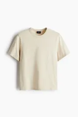 Remera de corte estándar confeccionada en punto de algodón de peso medio, con cuello redondo acanalado y bajo recto.