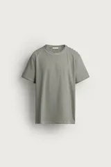 Remera de corte slim fit, color negro, con cuello redondo y mangas cortas.