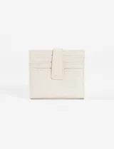 Tarjetero de cuero vegano con acabado brillante, cierre con solapa y broche a presión. Cuenta con ranuras para tarjetas y detalle de logo metálico en la parte frontal.