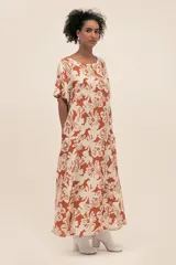 Vestido largo de manga corta en seda viscosa con estampado de flores y tigres.