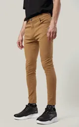 Pantalón de gabardina elastizada color camel, de calce skinny fit, con cinco bolsillos.