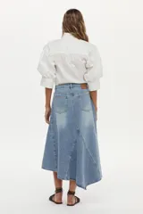 Camisa blanca de cuello mao con volados, mangas abullonadas y cierre frontal con botones.