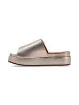 Sandalia de cuero color peltre, con plataforma, tira ancha con ajuste de velcro y detalle de aplique metálico ornamental en el lateral.