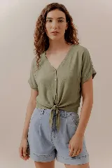 Blusa verde oliva de manga corta con puños doblados, escote en V, botones frontales y lazo para anudar en la cintura.