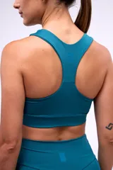 Top deportivo color azul petróleo, con breteles anchos y espalda deportiva.