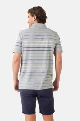 Remera polo azul marino con rayas horizontales de colores rosa, verde y celeste.