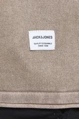 Sweater de punto color beige, de manga larga y cuello redondo.