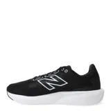 Championes de running New Balance modelo Course 413, color negro con suela blanca. Presentan diseño de malla transpirable, cierre con cordones y logo N en el lateral.
