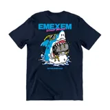 Remera de algodón color azul marino con estampa gráfica en la espalda que presenta un tiburón con lentes de sol mordiendo un barril de cerveza.