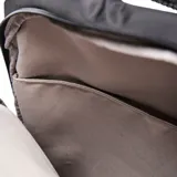 Mochila urbana de diseño minimalista en color negro, confeccionada en material textil resistente. Cuenta con un compartimento principal con cierre, un bolsillo frontal con solapa y cierre de hebilla metálica, y un asa superior reforzada.
