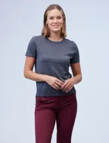 Buzo de punto fino marca Ninety, color gris oscuro, con cuello a la base y manga corta. Presenta terminaciones acanaladas en el ruedo y los puños.