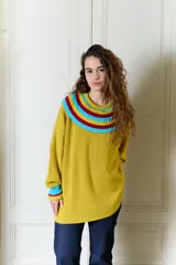 Buzo de punto oversize mostaza, con cuello babero amplio de rayas multicolores y mangas largas con puños acanalados en contraste.