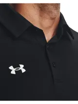 Chomba Under Armour modelo UA MS Team Tech Polo, de color negro, con cuello camisero y cierre frontal de botones. Cuenta con el logo de la marca estampado en el pecho en color blanco. Confeccionada en tejido suave y ligero.
