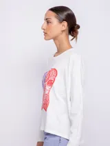 Remera negra de manga larga con cuello redondo y estampado en el frente con la frase "Peace and Love" en letras de estilo psicodélico en tonos lila y celeste.