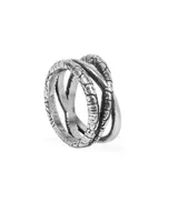 Anillo de diseño entrelazado con acabado envejecido, compuesto por bandas con texturas irregulares y grabados.
