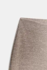 Pantalón de tiro medio, color gris oscuro jaspeado, con cintura elástica interior y pierna ancha.