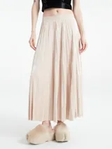 Falda midi de terciopelo con diseño plisado y cintura elástica.