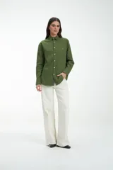 Camisa gris melange de manga larga con cuello clásico y cierre con botones.