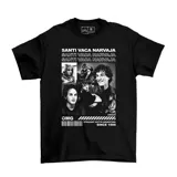 Remera negra de manga corta con estampado fotográfico en blanco y negro de Santi Vaca Narvaja, acompañada de texto gráfico y código de barras.