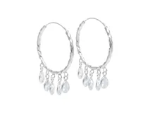 Par de aros tipo argolla de plata con textura retorcida y dijes colgantes de cristal en forma de lágrima.