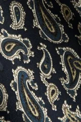 Vestido largo de corte holgado en tejido de crepé con frente cruzado cosido, escote en V y cuello elevado con tira. Modelo de manga larga con hombreras, canesú con frunces adelante y atrás, y elástico fino en la cintura.