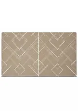 Ruana de diseño geométrico en tonos beige y blanco, con terminación de flecos en el borde inferior.