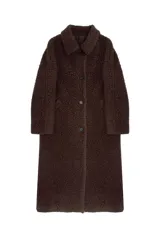 Tapado largo de textura tipo shearling con acabado volumétrico y cálido. Presenta cuello camisero, cierre frontal con botones y un calce relajado.